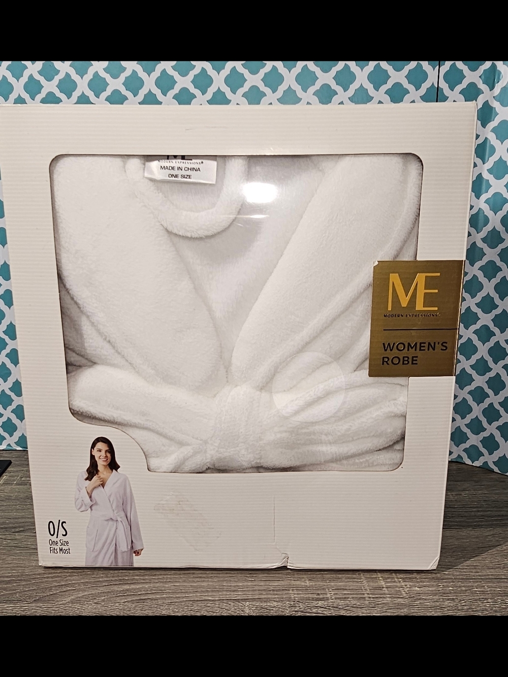 Expressions Women's White Plush Robe
